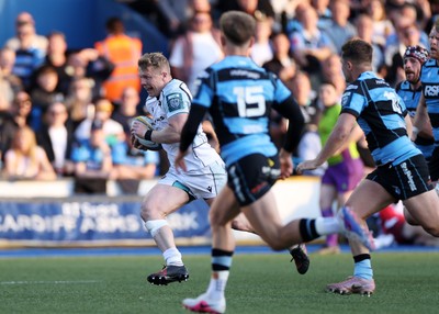 240426 - Cardiff Rugby v Ospreys - United Rugby Championship - Keiran Williams of Ospreys runs in to score a try