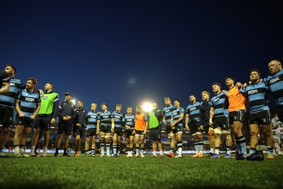 240426 - Cardiff Rugby v Ospreys - United Rugby Championship - Cardiff team huddle at full time