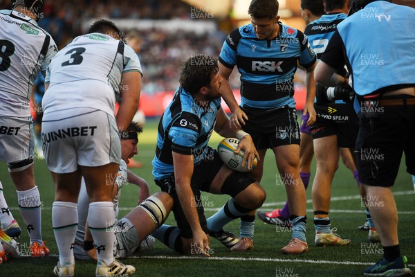 240426 - Cardiff Rugby v Ospreys - United Rugby Championship - Rory Thornton of Cardiff Rugby scores the first try of the game