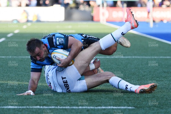 240426 - Cardiff Rugby v Ospreys - United Rugby Championship - Liam Belcher of Cardiff Rugby is challenged by Max Nagy of Ospreys