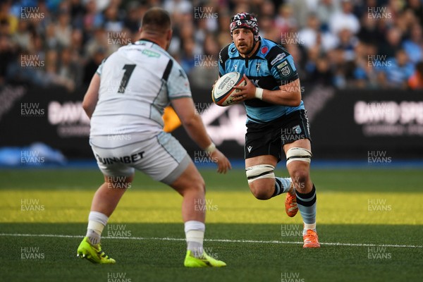 240426 - Cardiff Rugby v Ospreys - United Rugby Championship - Alun Lawrence of Cardiff Rugby is challenged by Steffan Thomas of Ospreys