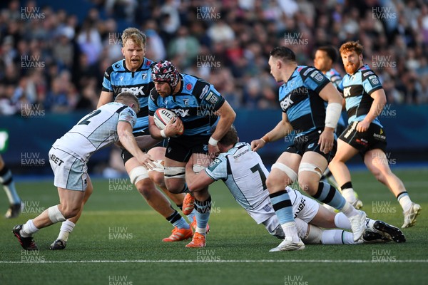 240426 - Cardiff Rugby v Ospreys - United Rugby Championship - Alun Lawrence of Cardiff Rugby is challenged by Jac Morgan of Ospreys