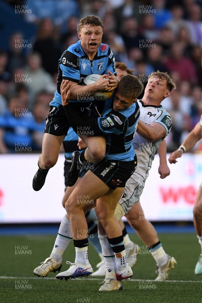 240426 - Cardiff Rugby v Ospreys - United Rugby Championship - Tom Bowen of Cardiff Rugby is challenged by Jac Morgan of Ospreys