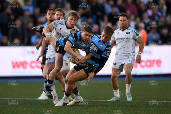 240426 - Cardiff Rugby v Ospreys - United Rugby Championship - Tom Bowen of Cardiff Rugby is challenged by Jac Morgan of Ospreys