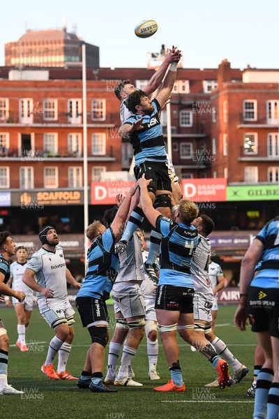 240426 - Cardiff Rugby v Ospreys - United Rugby Championship - Rory Thornton of Cardiff Rugby and James Ratti of Ospreys challenge for the line-out