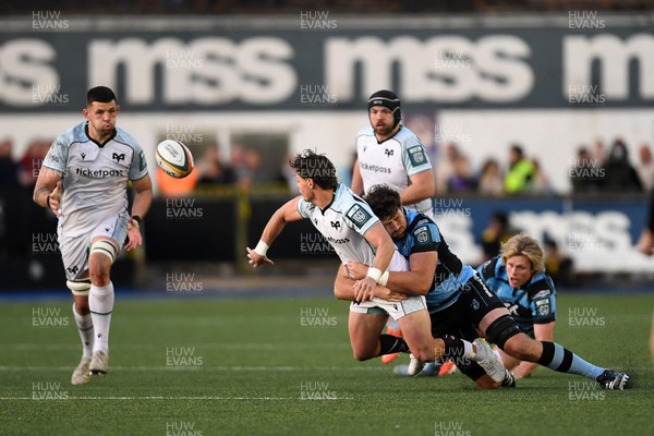 240426 - Cardiff Rugby v Ospreys - United Rugby Championship - Jack Walsh of Ospreys passes to Rhys Davies of Ospreys