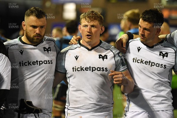 240426 - Cardiff Rugby v Ospreys - United Rugby Championship - Jac Morgan of Ospreys leads his sides huddle at full time