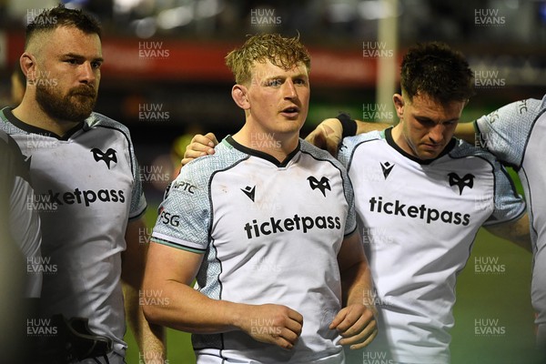 240426 - Cardiff Rugby v Ospreys - United Rugby Championship - Jac Morgan of Ospreys leads his sides huddle at full time