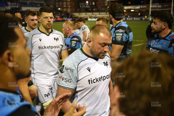 240426 - Cardiff Rugby v Ospreys - United Rugby Championship - Dejected Ospreys players at full time