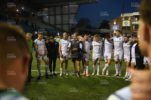 240426 - Cardiff Rugby v Ospreys - United Rugby Championship - Ospreys head coach, Mark Jones leads his sides huddle at full time