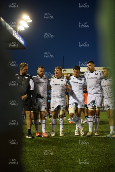 240426 - Cardiff Rugby v Ospreys - United Rugby Championship - Jac Morgan of Ospreys leads his sides huddle at full time
