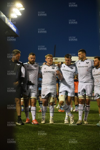 240426 - Cardiff Rugby v Ospreys - United Rugby Championship - Jac Morgan of Ospreys leads his sides huddle at full time