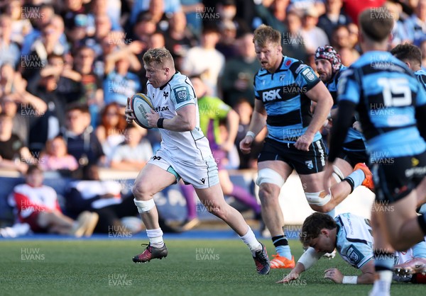 240426 - Cardiff Rugby v Ospreys - United Rugby Championship - Keiran Williams of Ospreys runs in to score a try