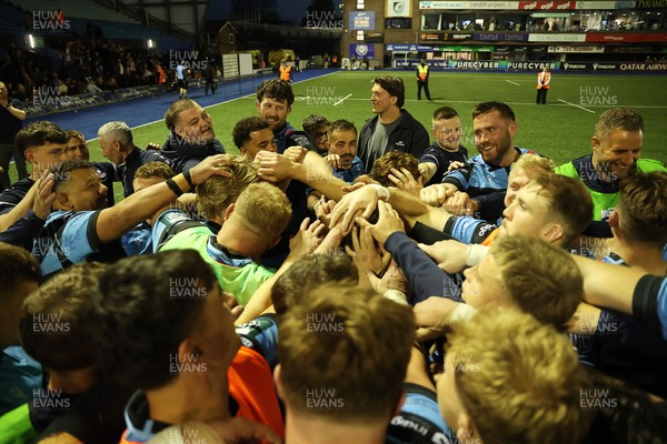 240426 - Cardiff Rugby v Ospreys - United Rugby Championship - Cardiff team huddle at full time