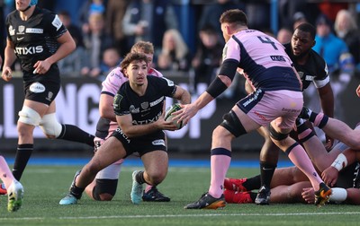 100126 - Cardiff Rugby v Racing 92, EPCR Challenge Cup - Leo Carbonneau of Racing 92 breaks away