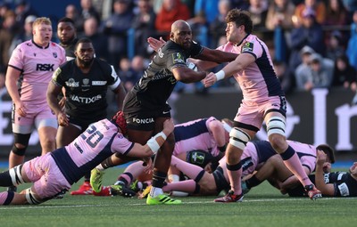 100126 - Cardiff Rugby v Racing 92, EPCR Challenge Cup - Jordan Joseph of Racing 92 takes on James Botham of Cardiff Rugby and Rory Thornton of Cardiff Rugby