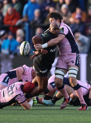 100126 - Cardiff Rugby v Racing 92, EPCR Challenge Cup - Jordan Joseph of Racing 92 takes on James Botham of Cardiff Rugby and Rory Thornton of Cardiff Rugby