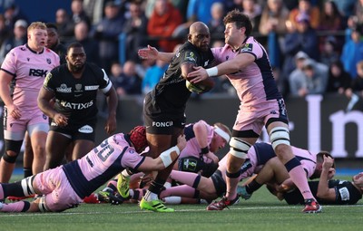 100126 - Cardiff Rugby v Racing 92, EPCR Challenge Cup - Jordan Joseph of Racing 92 takes on James Botham of Cardiff Rugby and Rory Thornton of Cardiff Rugby
