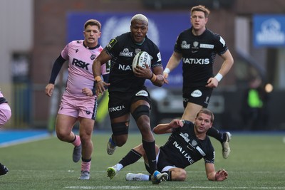 100126 - Cardiff Rugby v Racing 92, EPCR Challenge Cup - Hacjivah Dayimani of Racing 92 breaks away to set up a try for Selestino Ravutaumada of Racing 92