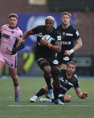 100126 - Cardiff Rugby v Racing 92, EPCR Challenge Cup - Hacjivah Dayimani of Racing 92 breaks away to set up a try for Selestino Ravutaumada of Racing 92