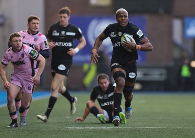 100126 - Cardiff Rugby v Racing 92, EPCR Challenge Cup - Hacjivah Dayimani of Racing 92 breaks away to set up a try for Selestino Ravutaumada of Racing 92