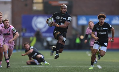 100126 - Cardiff Rugby v Racing 92, EPCR Challenge Cup - Hacjivah Dayimani of Racing 92 breaks away to set up a try for Selestino Ravutaumada of Racing 92