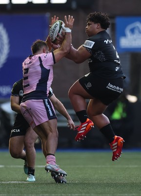 100126 - Cardiff Rugby v Racing 92, EPCR Challenge Cup - Lehopoame Leota of Racing 92 and Liam Belcher of Cardiff Rugby compete for the ball