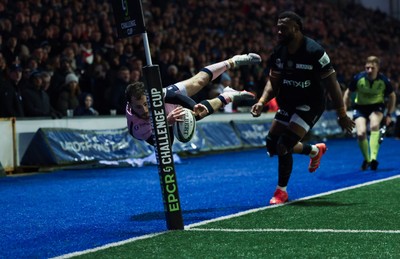 100126 - Cardiff Rugby v Racing 92, EPCR Challenge Cup - Iwan Stephens of Cardiff Rugby is in touch as he dives for the line