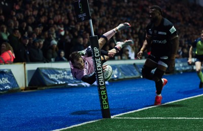 100126 - Cardiff Rugby v Racing 92, EPCR Challenge Cup - Iwan Stephens of Cardiff Rugby is in touch as he dives for the line