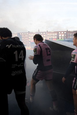 100126 - Cardiff Rugby v Racing 92 - EPCR Challenge Cup - Both sides run out at the start of the match