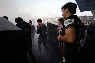 100126 - Cardiff Rugby v Racing 92 - EPCR Challenge Cup - Both sides run out at the start of the match