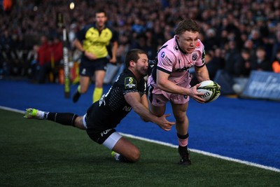 100126 - Cardiff Rugby v Racing 92 - EPCR Challenge Cup - Tom Bowen of Cardiff Rugby dives in to score a try 