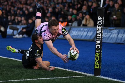 100126 - Cardiff Rugby v Racing 92 - EPCR Challenge Cup - Tom Bowen of Cardiff Rugby dives in to score a try 