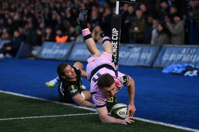 100126 - Cardiff Rugby v Racing 92 - EPCR Challenge Cup - Tom Bowen of Cardiff Rugby dives in to score a try 