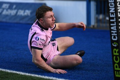100126 - Cardiff Rugby v Racing 92 - EPCR Challenge Cup - Tom Bowen of Cardiff Rugby dives in to score a try 