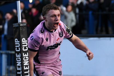 100126 - Cardiff Rugby v Racing 92 - EPCR Challenge Cup - Tom Bowen of Cardiff Rugby dives in to score a try 