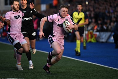 100126 - Cardiff Rugby v Racing 92 - EPCR Challenge Cup - Tom Bowen of Cardiff Rugby runs in to score a try
