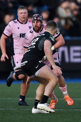 100126 - Cardiff Rugby v Racing 92 - EPCR Challenge Cup - Alun Lawrence of Cardiff Rugby is challenged by Vladi Ashvetia of Racing 92