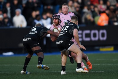 100126 - Cardiff Rugby v Racing 92 - EPCR Challenge Cup - Alun Lawrence of Cardiff Rugby is challenged by Vladi Ashvetia of Racing 92