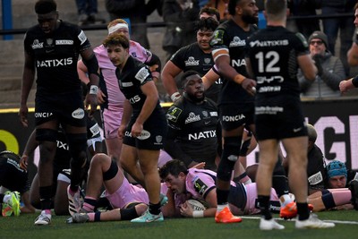 100126 - Cardiff Rugby v Racing 92 - EPCR Challenge Cup - Rory Thornton of Cardiff Rugby scores a try