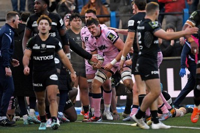 100126 - Cardiff Rugby v Racing 92 - EPCR Challenge Cup - Rory Thornton of Cardiff Rugby scores a try