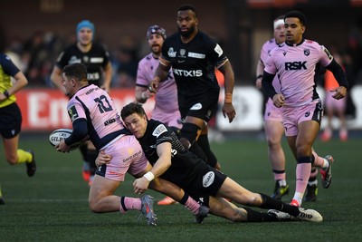 100126 - Cardiff Rugby v Racing 92 - EPCR Challenge Cup - Sam James of Racing 92 is challenged by Callum Sheedy of Cardiff Rugby