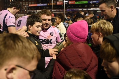 100126 - Cardiff Rugby v Racing 92 - EPCR Challenge Cup - Tom Bowen of Cardiff Rugby with fans at full time