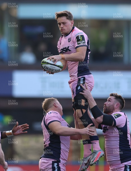 100126 - Cardiff Rugby v Racing 92, EPCR Challenge Cup - Alex Mann of Cardiff Rugby wins the line out