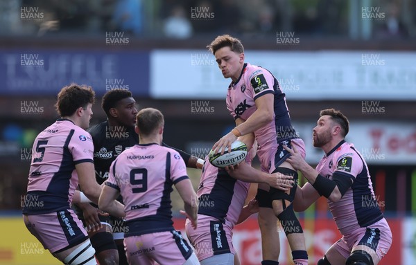 100126 - Cardiff Rugby v Racing 92, EPCR Challenge Cup - Alex Mann of Cardiff Rugby wins the line out