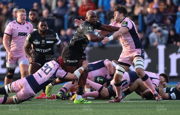 100126 - Cardiff Rugby v Racing 92, EPCR Challenge Cup - Jordan Joseph of Racing 92 takes on James Botham of Cardiff Rugby and Rory Thornton of Cardiff Rugby