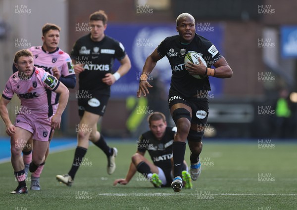 100126 - Cardiff Rugby v Racing 92, EPCR Challenge Cup - Hacjivah Dayimani of Racing 92 breaks away to set up a try for Selestino Ravutaumada of Racing 92