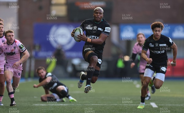 100126 - Cardiff Rugby v Racing 92, EPCR Challenge Cup - Hacjivah Dayimani of Racing 92 breaks away to set up a try for Selestino Ravutaumada of Racing 92