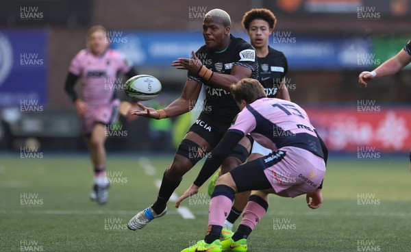 100126 - Cardiff Rugby v Racing 92, EPCR Challenge Cup - Hacjivah Dayimani of Racing 92 breaks away to set up a try for Selestino Ravutaumada of Racing 92