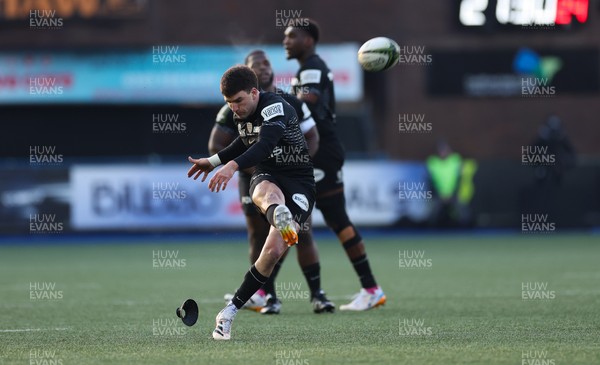 100126 - Cardiff Rugby v Racing 92, EPCR Challenge Cup - Geronimo Prisciantelli of Racing 92 kicks penalty